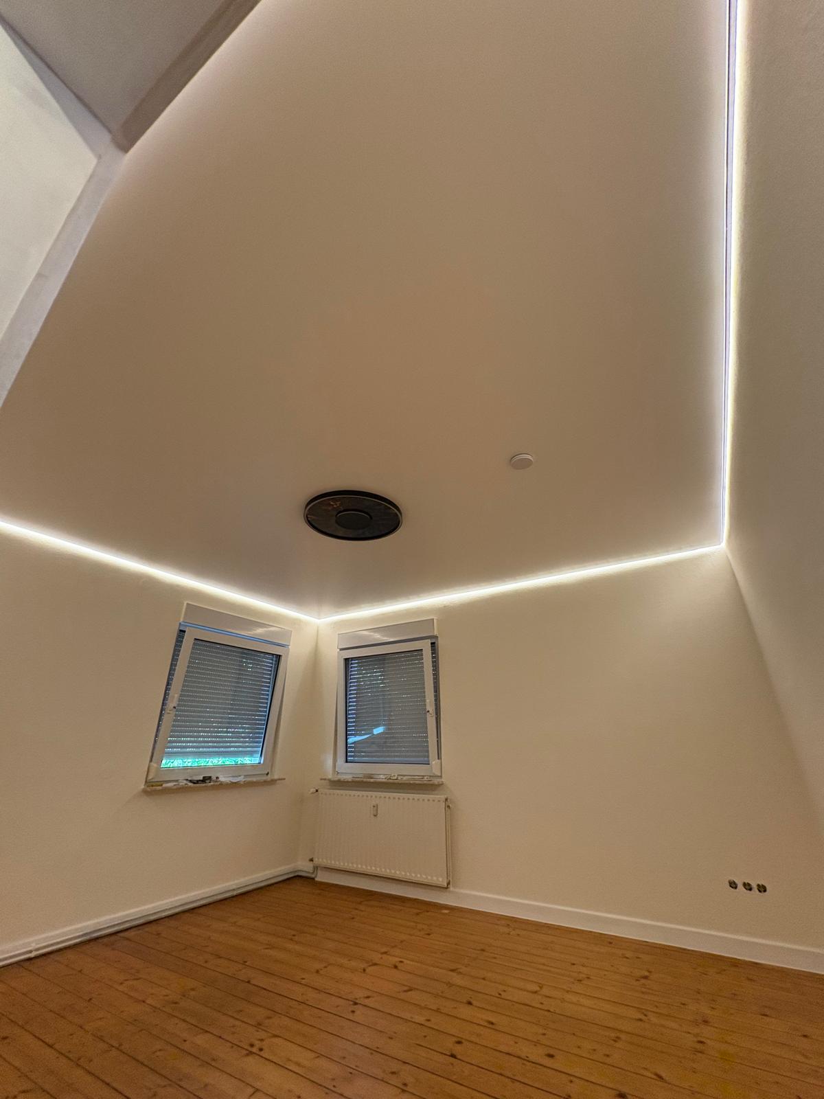 Spanndecke mit indirekter Beleuchtung im Wohnzimmer