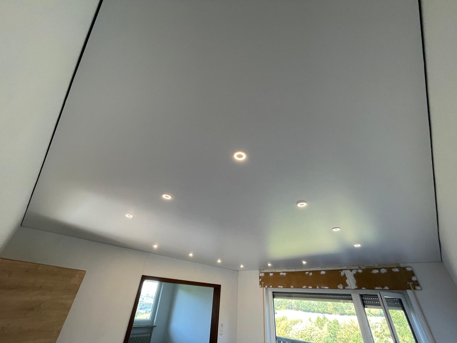 Spanndecke weiß Satin Einbauleuchten