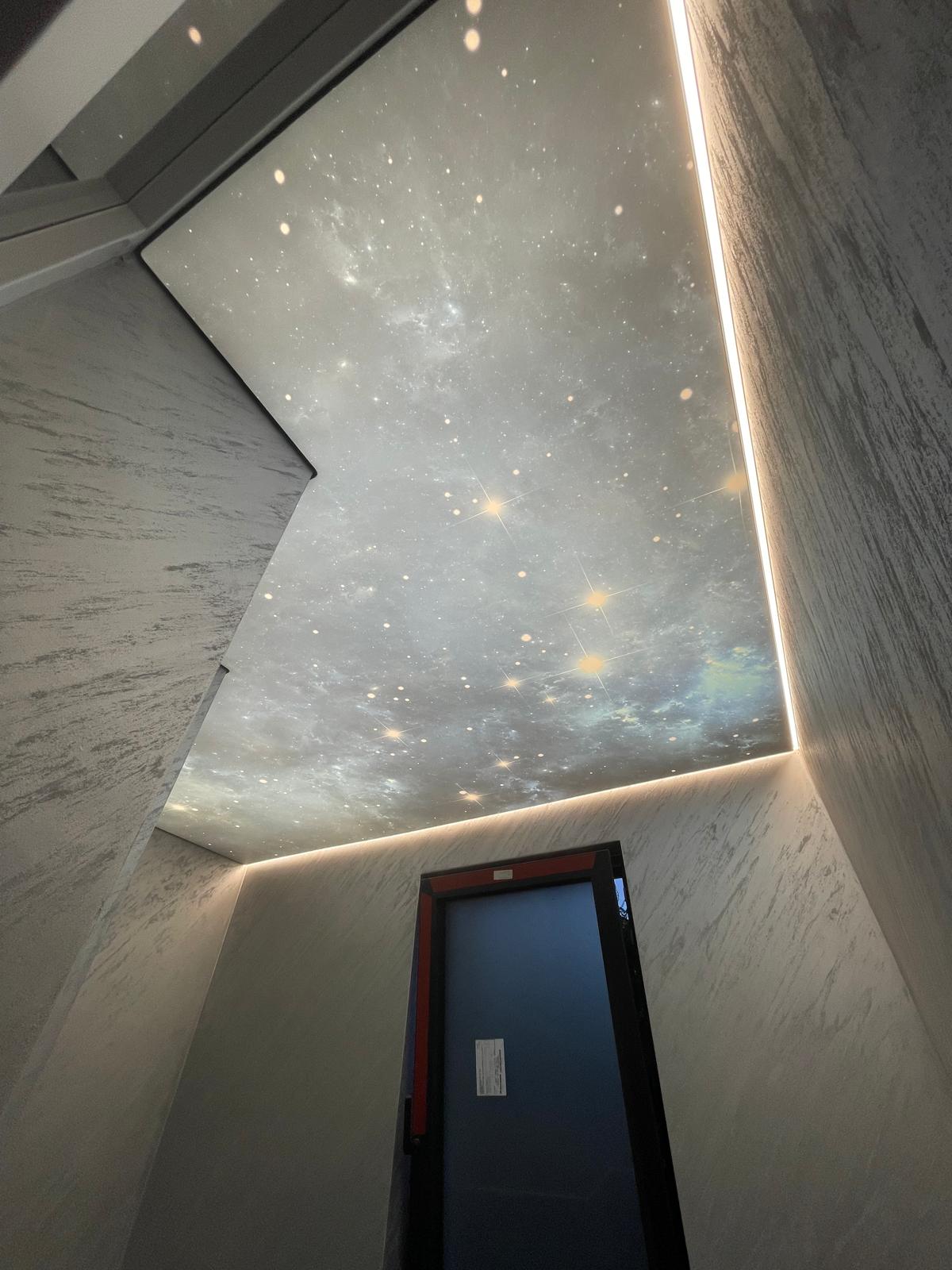 LED-Sternenhimmel Spanndecke im Wohnzimmer